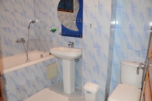 스탠다드룸 | 욕실 | 전신 욕조, 레인폴 샤워기, 무료 세면용품, 비데