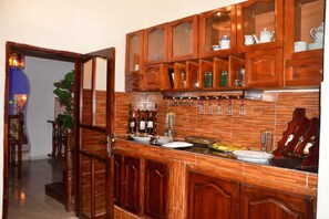 Grand réfrigérateur, micro-ondes, four, plaque de cuisson