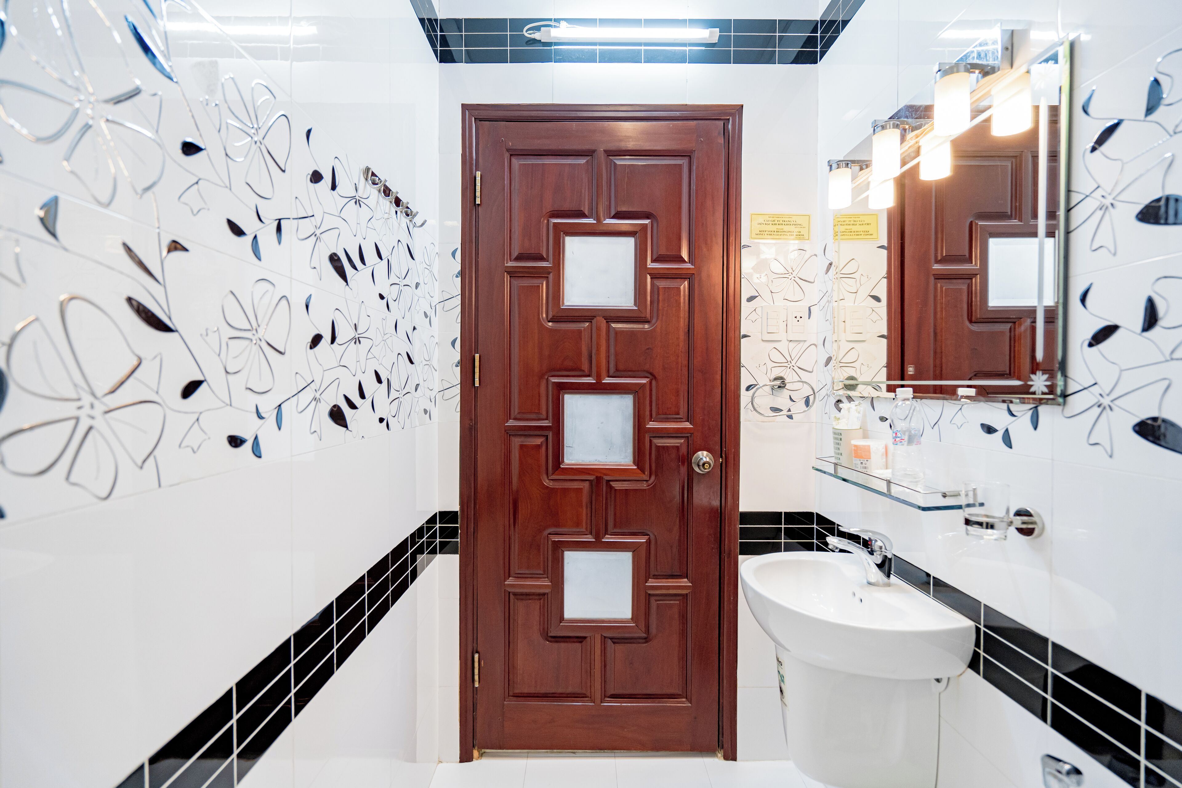 deluxe room, 1 queen bed, city view | bathroom | shower, free toiletries, hair dryer, slippers