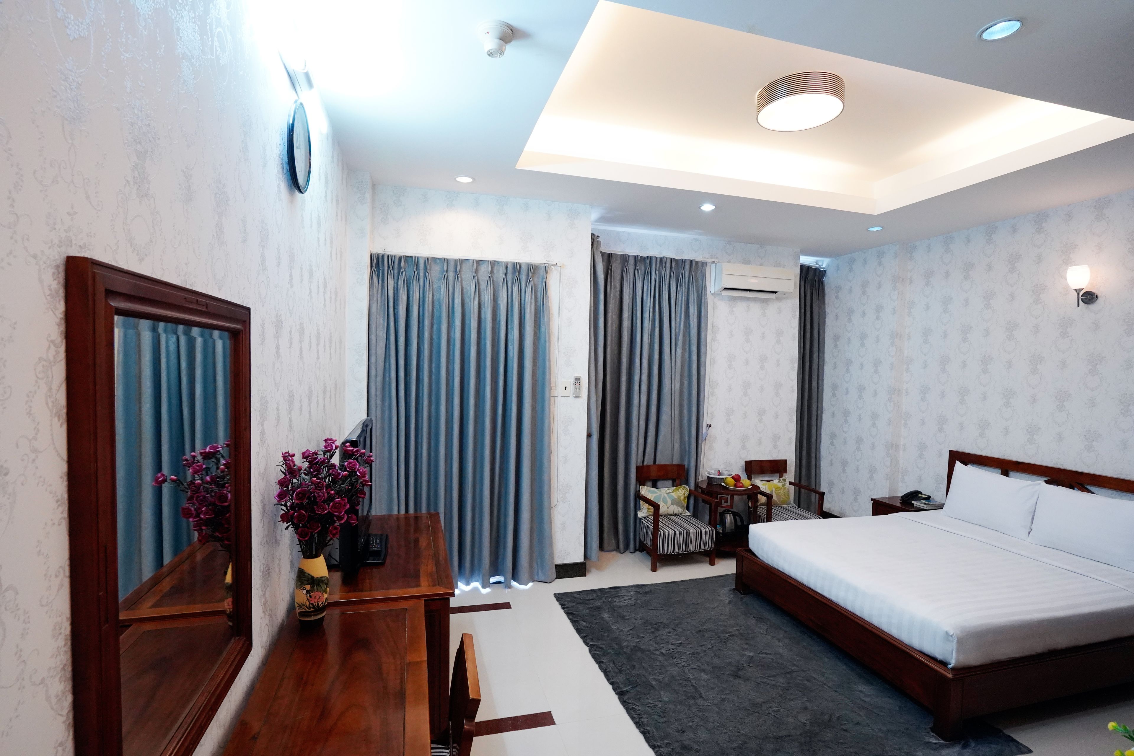 vip room | 1 bedroom, minibar, desk, soundproofing