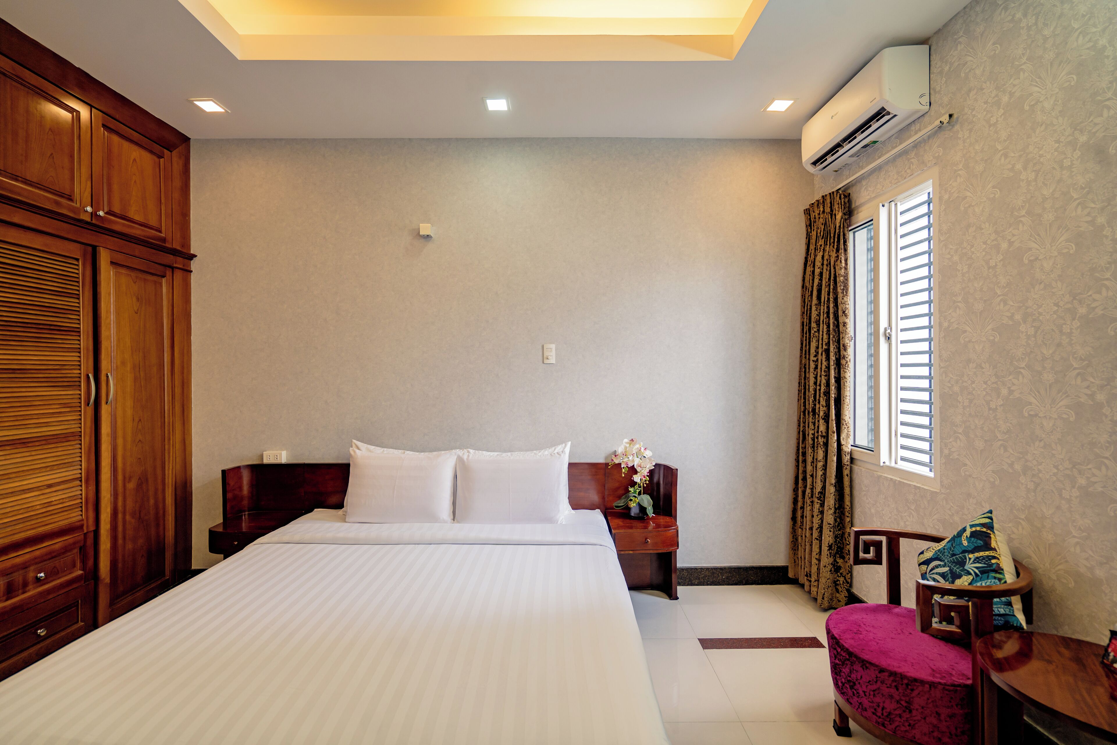 deluxe room, 1 queen bed, city view | 1 bedroom, minibar, desk, soundproofing