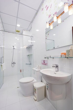 VIP Room | Bathroom - Ben Thanh Retreats Hotel (Ho Chi Minh City)