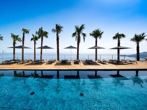 Outdoor pool, pool umbrellas, pool loungers - Villa Alexandra (Letojanni)