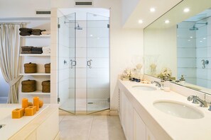 Apartment, 2 Schlafzimmer | Badezimmer | Badewanne und Dusche (separat), Whirlpool, Haartrockner, Handtücher