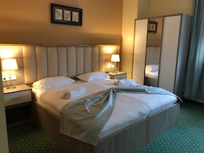 Escritorio, sistema de insonorización, wifi gratis y ropa de cama