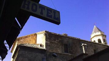 المنشأة من الخارج