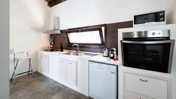 Villa, 2 chambres | Cuisine privée | Grand réfrigérateur, micro-ondes, four, plaque de cuisson