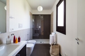 Villa, 2 chambres | Salle de bain | Douche, douche à « effet pluie », sÚche-cheveux, serviettes fournies