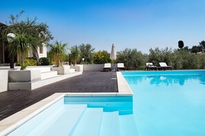 Piscine extérieure (ouverte en saison), parasols de plage
