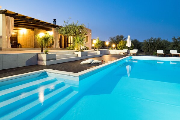 Piscine extérieure (ouverte en saison), parasols de plage