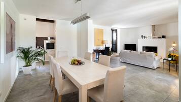 Villa, 2 chambres | Coin séjour | Télévision, cheminée