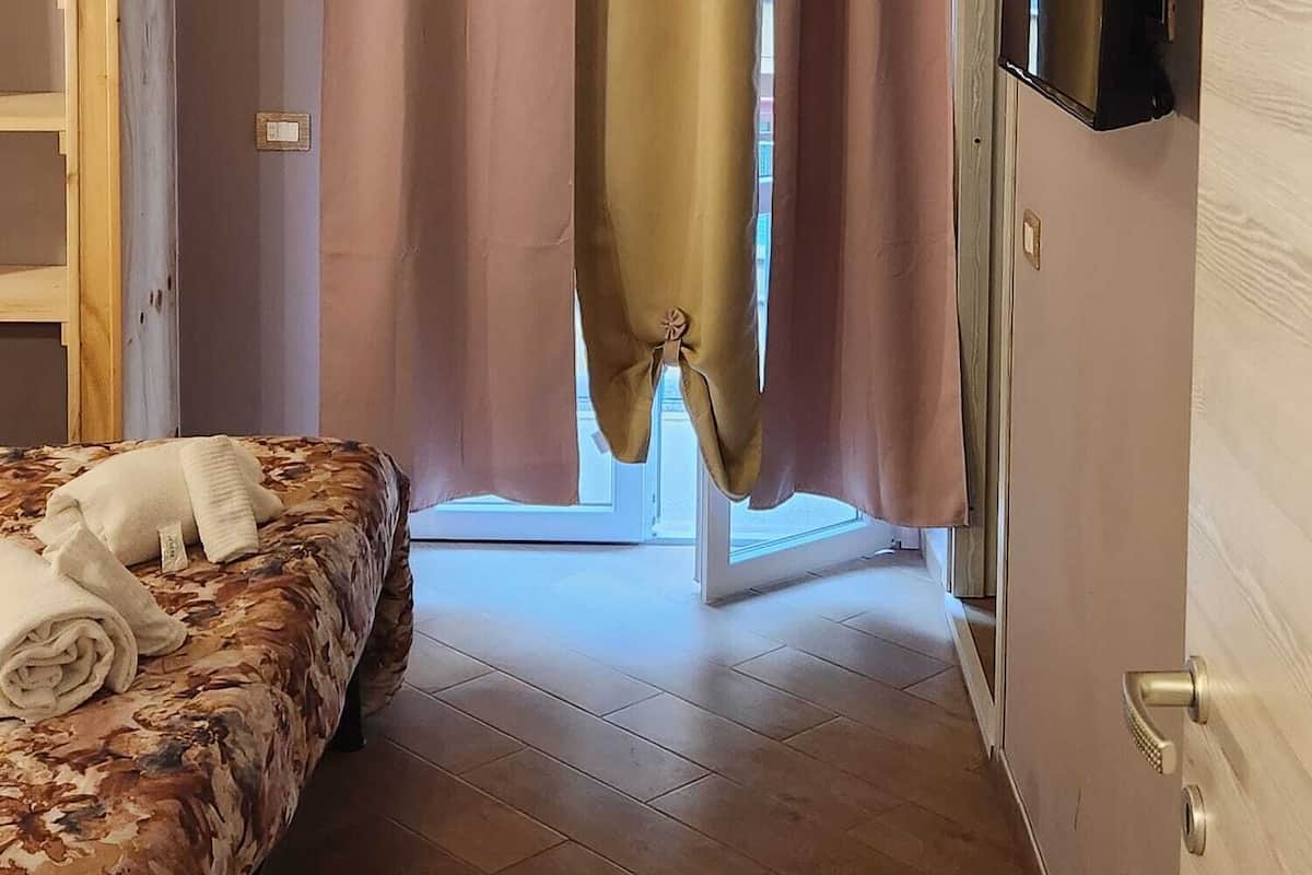 In-room safe, desk, soundproofing, free WiFi