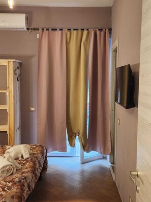 Una cassaforte in camera, una scrivania, insonorizzazione
