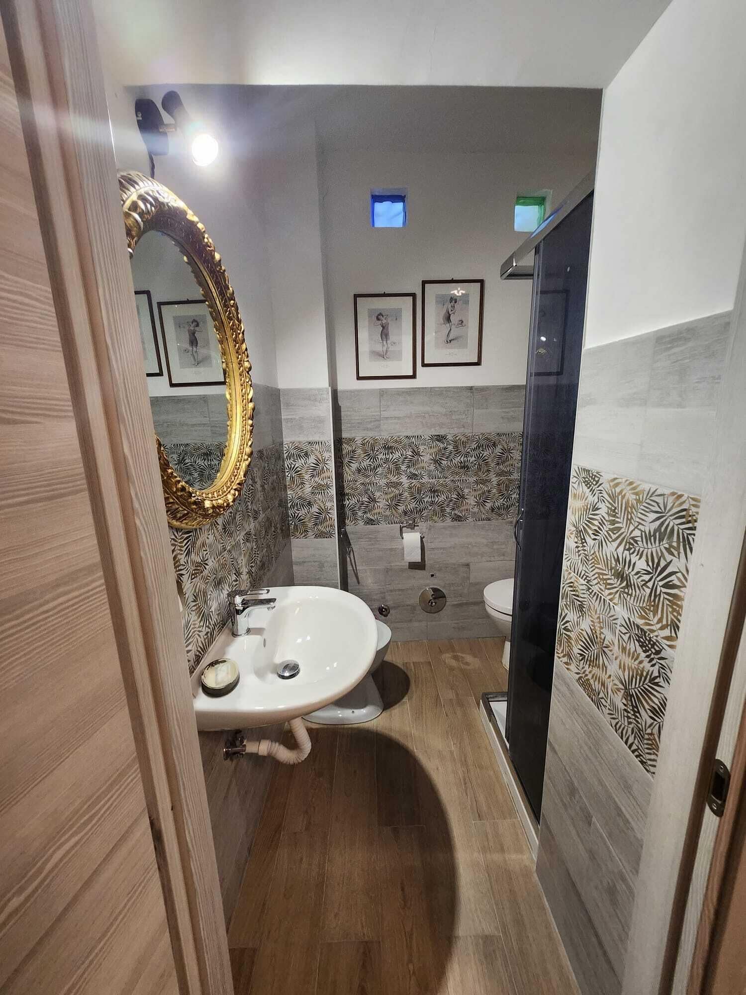 Anika | Badezimmer | Dusche, kostenlose Toilettenartikel, Haartrockner, Bidet