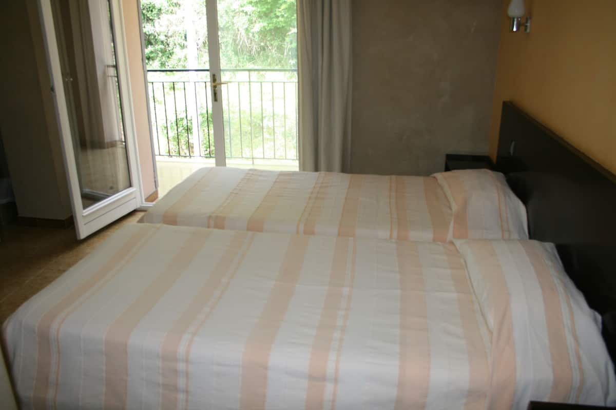 Twin Room | Iron/ironing board (on request), WiFi (free)