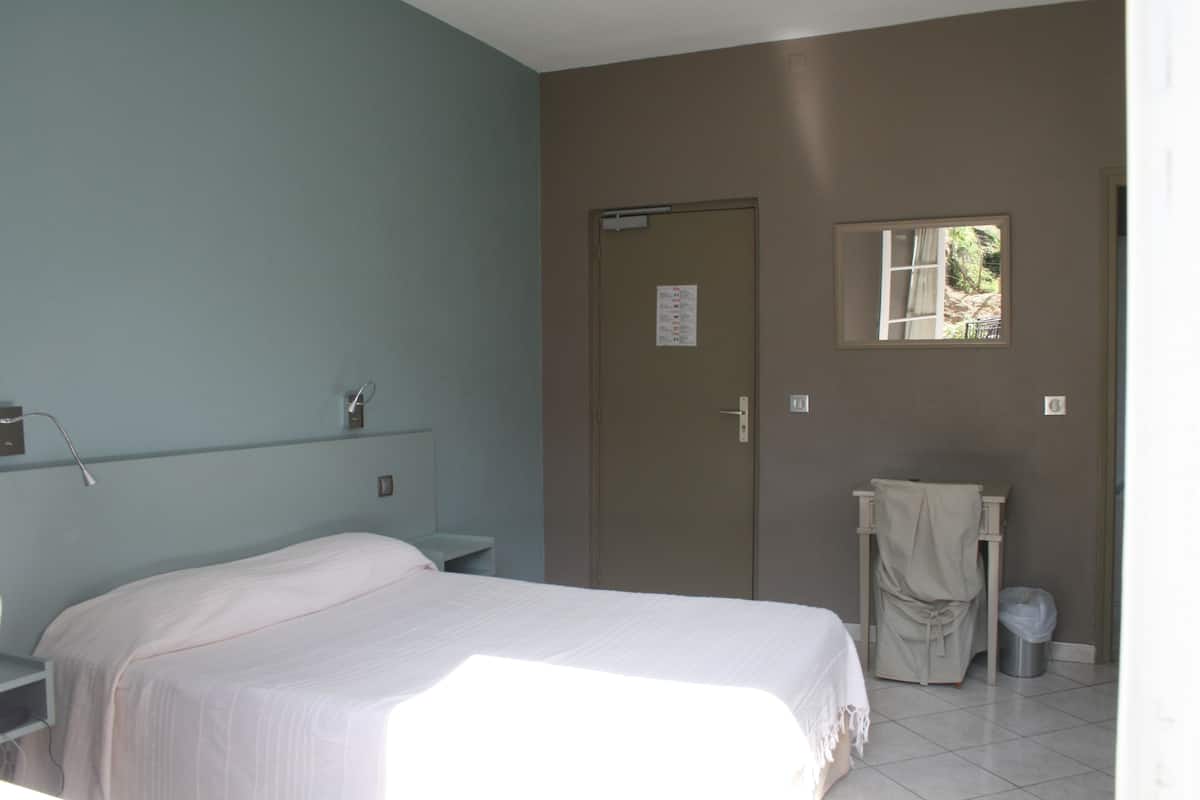 Double Room, 1 Double Bed, Non Smoking, Valley View | Iron/ironing board (on request), WiFi (free)