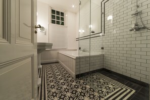 Classic Room | Bathroom - De Schiedamse Suite (Schiedam)