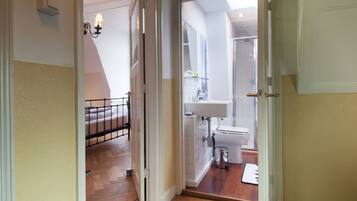 Family Suite | Bathroom | Free toiletries, hair dryer, towels