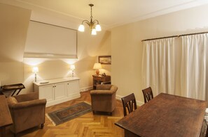 Suite familiar | Sala de estar | Televisión de pantalla plana 