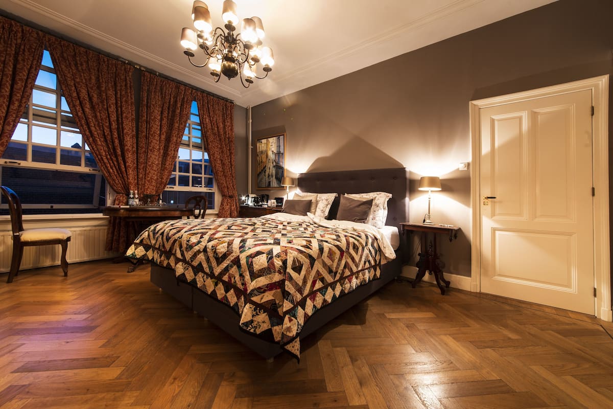 Habitación clásica | 2 dormitorios, ropa de cama de alta calidad, minibar