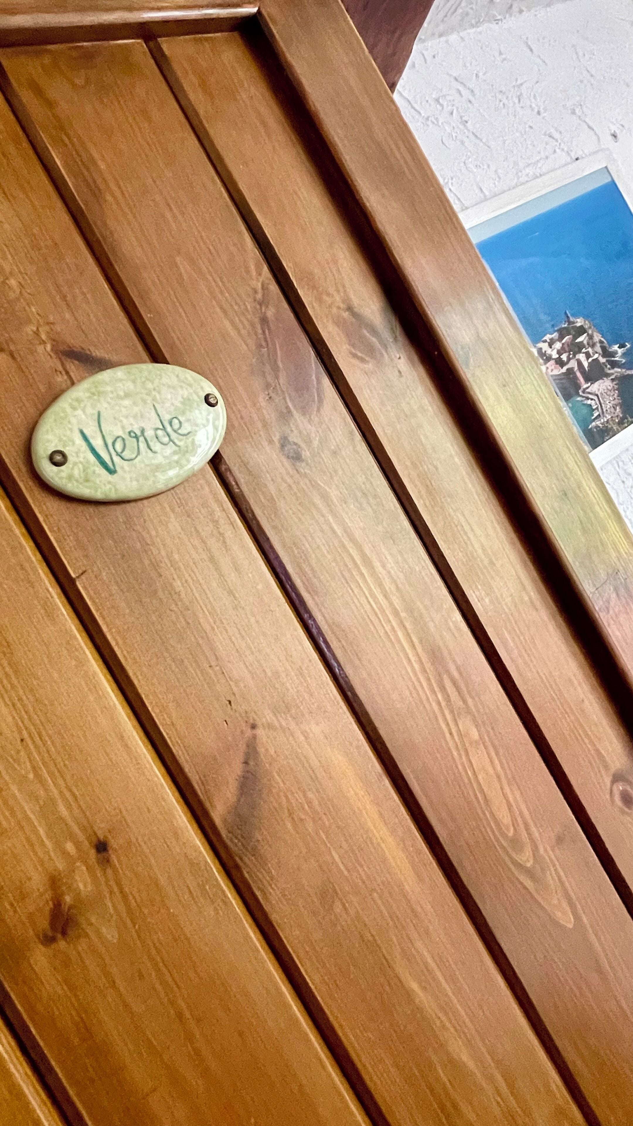 A wooden door with a nameplate that reads "Verde".