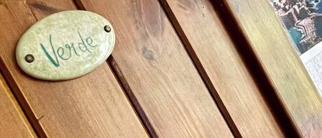 A wooden door with a nameplate that reads "Verde".