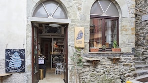 Un edificio de piedra con un letrero que dice "LA SCUNA Wine & Beer".