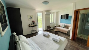 Premium kamer | Een minibar, een bureau, verduisterende gordijnen, gratis wifi