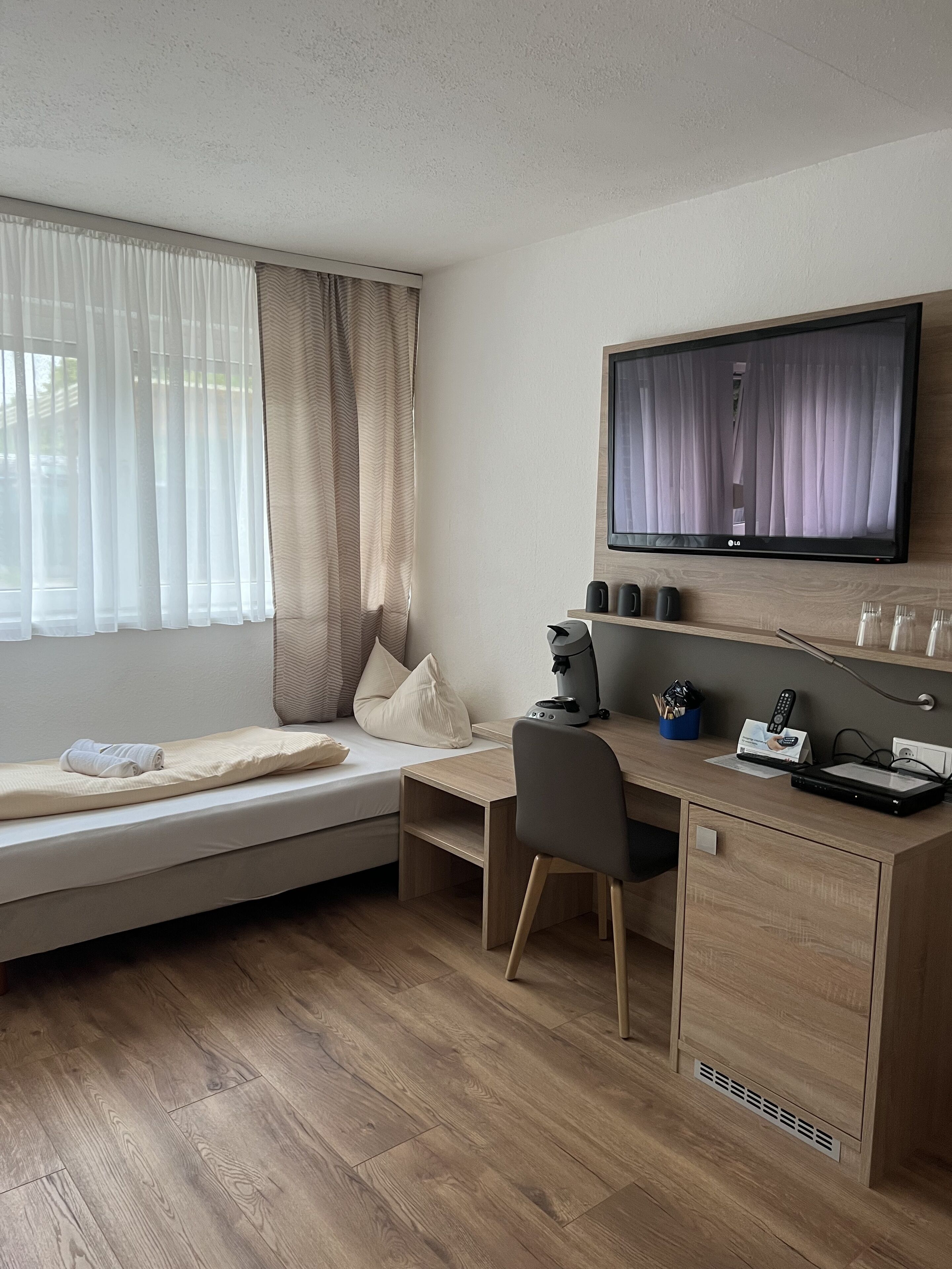 Triple Room | Minibar, desk, free WiFi, bed sheets