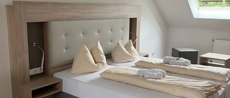 Habitació quàdruple | Minibar, escriptori, wifi gratuïta i roba de llit