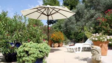 Outdoor pool, pool umbrellas, sun loungers