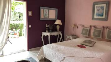 Una scrivania, tende oscuranti, ferro/asse da stiro, Wi-Fi gratuito