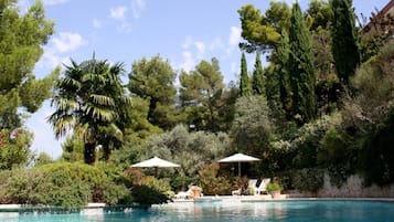 Piscine extérieure, parasols de plage, chaises longues