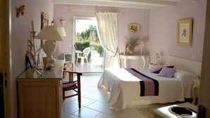 Kamar Triple Standar (2) | Meja kerja, tirai kedap cahaya, setrika/meja setrika, dan Wi-Fi gratis