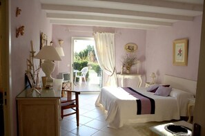 Desk, blackout curtains, iron/ironing board, free WiFi - Les Roches Rouges Chambres d'hôtes (Ventabren)