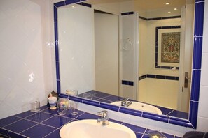 Quarto triplo standard (2) | Pia do banheiro