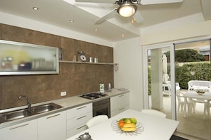 House, 3 Bedrooms | Private kitchen | Full-size fridge, oven, stovetop, dishwasher - Contemplamare 2 (Modica)