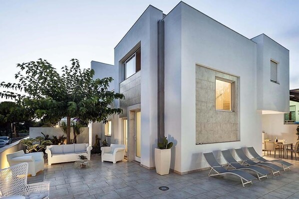 Exterior - Contemplamare 2 (Modica)