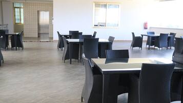 2 restaurants, spécialités Cuisine internationale