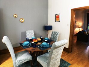 Apartamento standard, várias camas, para não fumantes | Opções para refeição no quarto