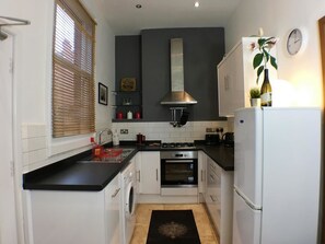 Apartamento standard, várias camas, para não fumantes | Cozinha privada | Geladeira, micro-ondas, fogão, cooktop