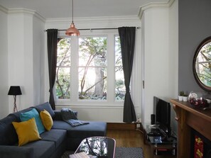 Apartamento standard, várias camas, para não fumantes | Sala de estar | TV de tela plana