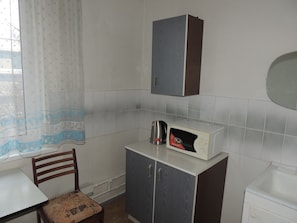 Iron/ironing board, free WiFi, bed sheets