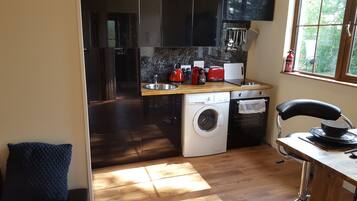 Apartamento standard, 1 quarto (Self Catering) | Cozinha privada | Geladeira, micro-ondas, cooktop, lava-louças