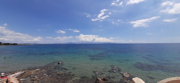 On the beach, white sand, sun loungers - Silis Beach House (Spata-Artemida)