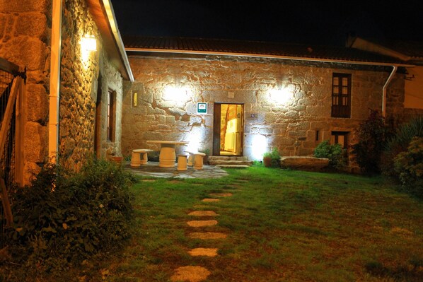 Front of property – evening/night - Casa Rural A Cobacha (Paderne)