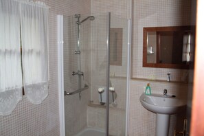 Family Apartment, 2 Bedrooms (A Palleira) | Bathroom | Shower, rainfall showerhead, free toiletries, hair dryer - Casa Rural A Cobacha (Paderne)