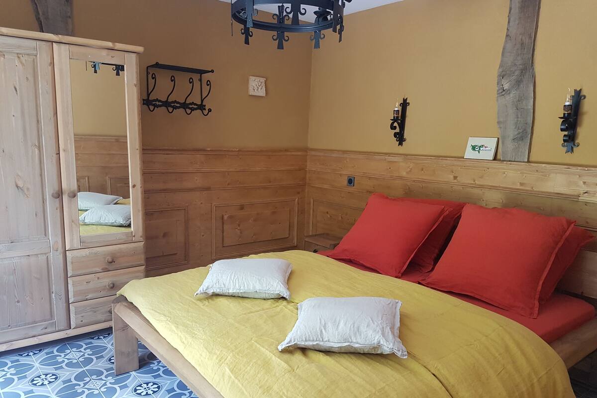 Chambre de base double (Chambre Galaad) | Bureau, rideaux d’obscurcissement, accès au Wi-Fi (inclus), décor unique