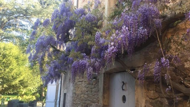 A stone building with a door and a small table outside. - La Maison des Gardes - Chambres d'hôtes (Cluny)