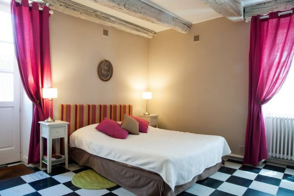 Suite estàndard (Louis & Angely) | Escriptori, habitacions insonoritzades i planxa i posts de planxar 